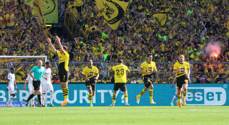 Jogadores do Borussia comemoram gol na partida contra o Mainz