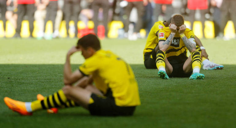 Bayern é campeão alemão após tropeço do Borussia Dortmund e mantém