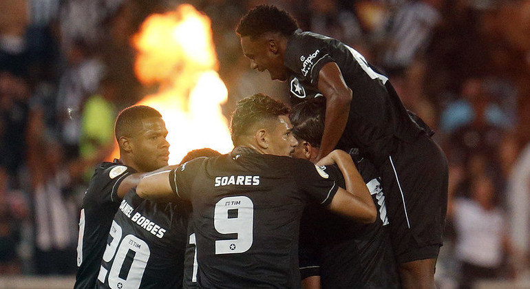 Jogadores do Botafogo celebrando um dos gols na vitória sobre o Santos