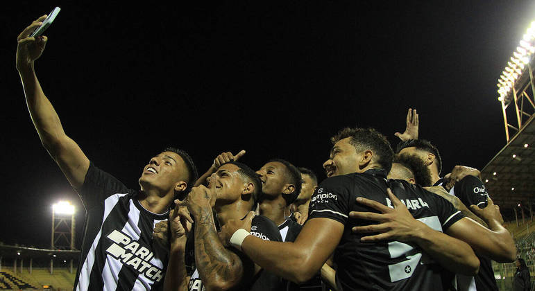 Jogadores do Botafogo comemoram gol contra a Portuguesa pela Taça Rio