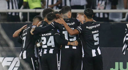 Jogadores do Botafogo comemoram gol contra o Universidad César Vallejo
