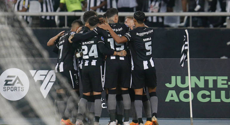 Jogadores do Botafogo comemoram gol contra o Universidad César Vallejo