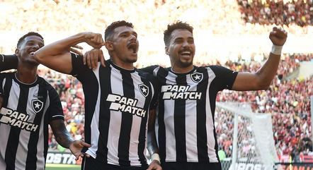Jogadores do Botafogo comemoram um dos gols sobre o Flamengo
