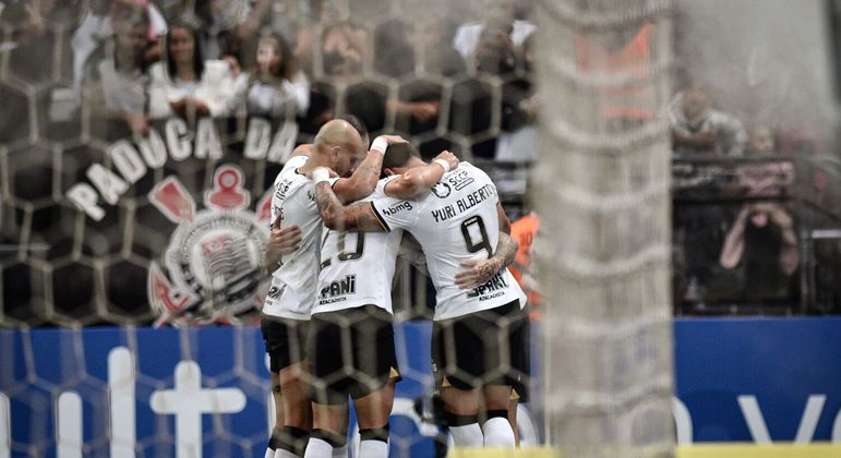 Jogadores do Corinthians comemoram gol contra o Mirassol