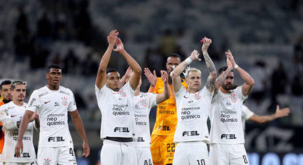 Jogadores do Corinthians comemoram vitória sobre o Atlético-MG