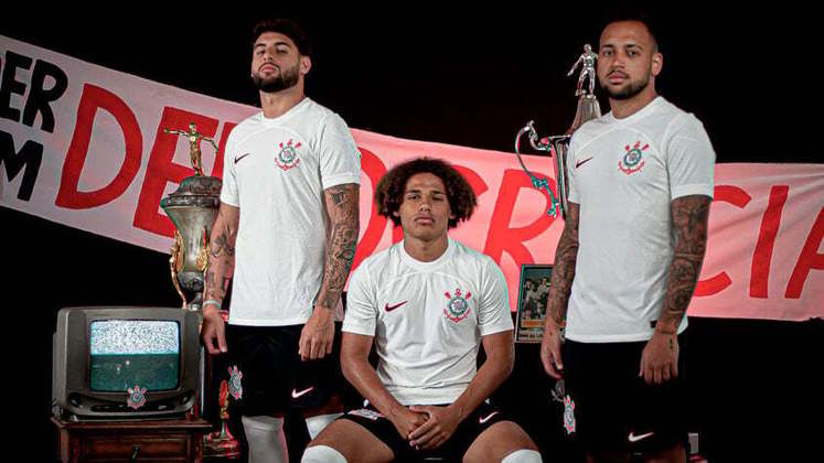Jogadores do Corinthians posam com a nova camisa 1 da equipe