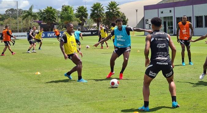 Jogadores do Corinthians retornam aos treinamentos no CT Joaquim Grava