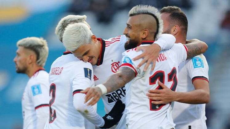 Jogadores do Flamengo celebram o gol marcado nos acréscimos, que encaminhou a vitória.