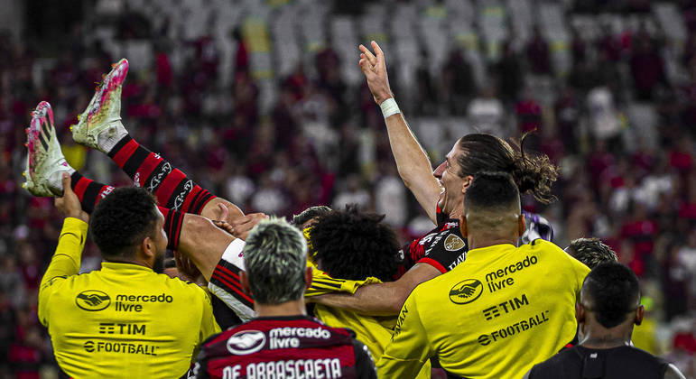 Jogadores do Flamengo comemoram aniversário de Filipe Luís após a vitória sobre o Corinthians