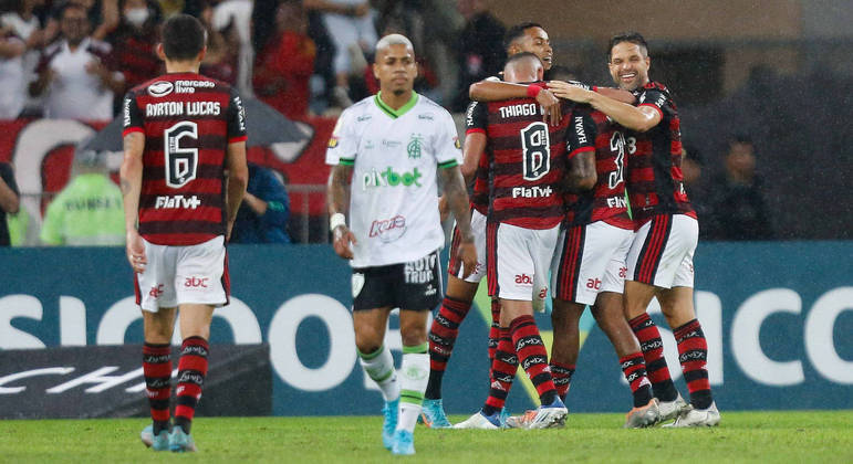 Jogadores do Flamengo comemoram gol contra o América no primeiro turno