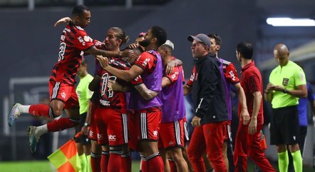 Jogadores do Flamengo comemoram gol contra o Santos