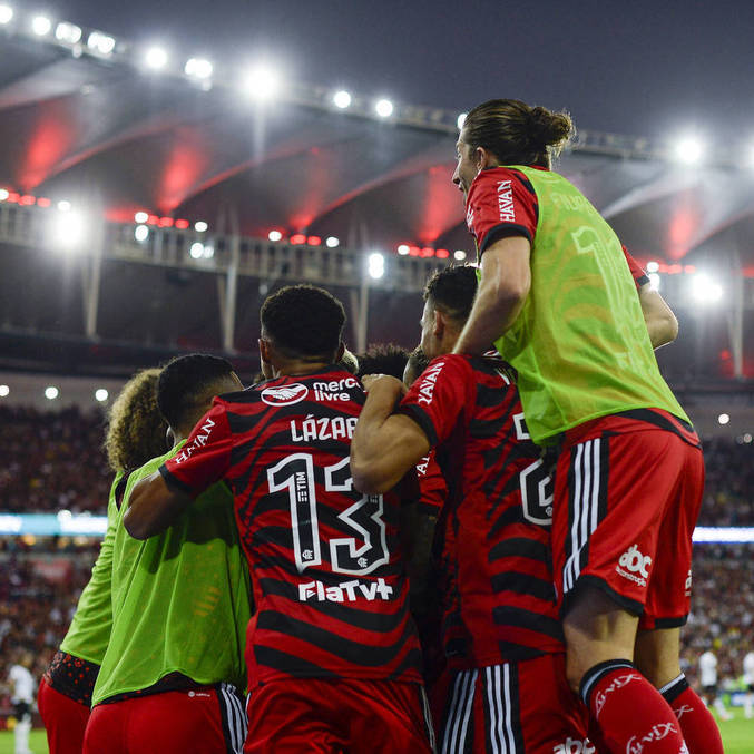 Jogadores do Flamengo comemoram gol sobre o Athletico Paranaense