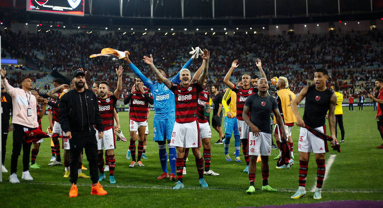 Jogadores do Flamengo comemoram vaga na final da Libertadores com a torcida
