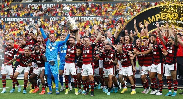 Jogadores do Flamengo levantam a taça da Libertadores