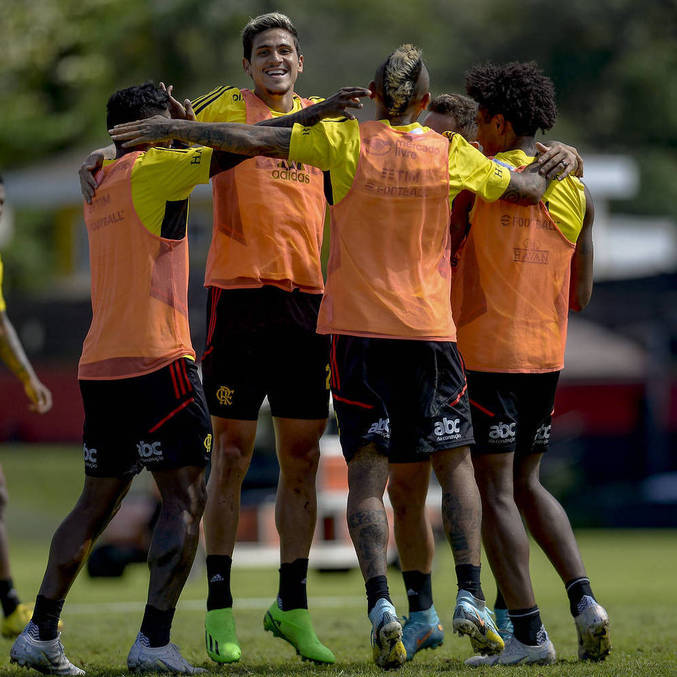 Jogadores do Flamengo se divertem em treino