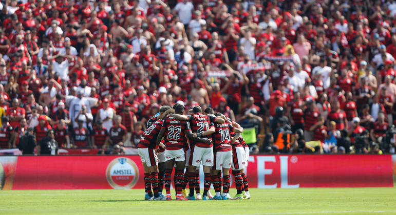 Jogadores do Flamengo se reúnem antes do apito inicial