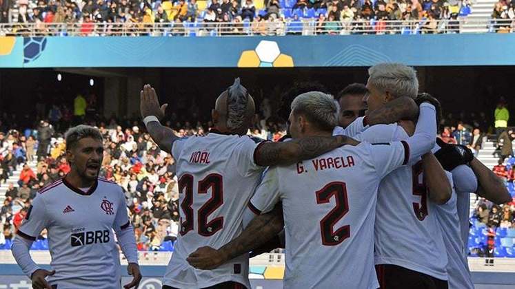 Jogadores do Flamengo se reúnem para comemorar o primeiro gol da equipe.