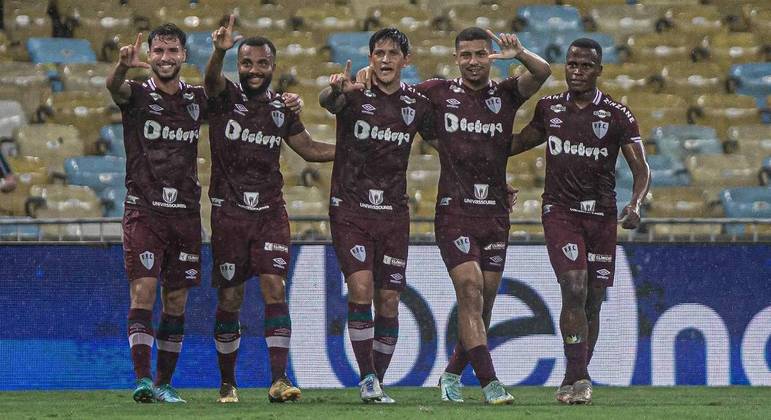 Jogadores do Flu comemoram gol de Cano