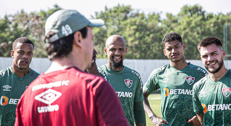Jogadores do Fluminense ouvem orientações de Fernando Diniz