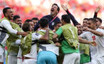 Jogadores do Irã comemoram gol na vitória sobre País de Gales na Copa do Mundo