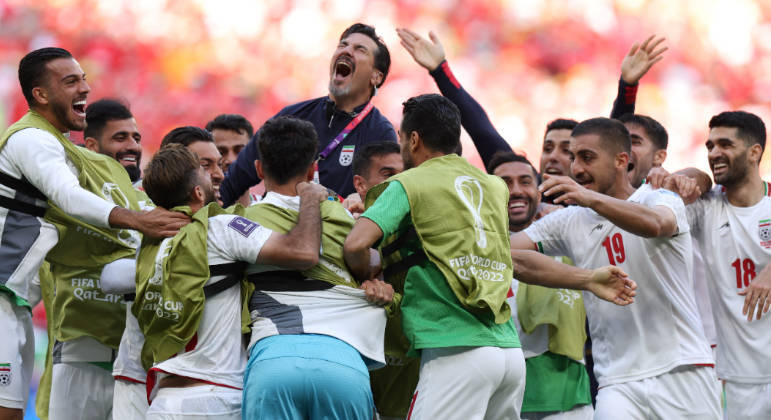 Jogadores do Irã comemoram gol na vitória sobre País de Gales na Copa do Mundo