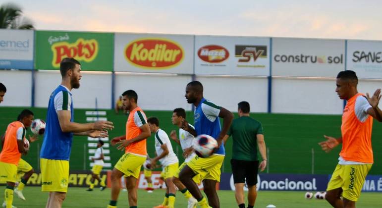 Jogadores do Mirassol antes de partida contra a Inter de Limeira