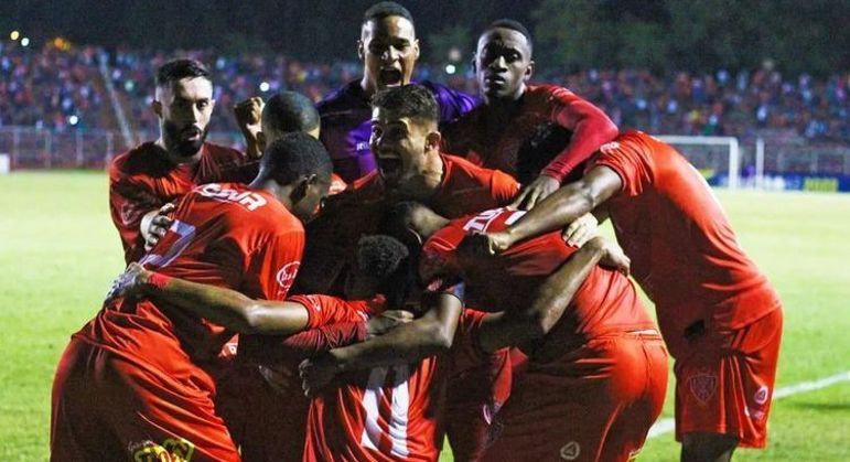Jogadores do Noroeste comemoram gol da vitória