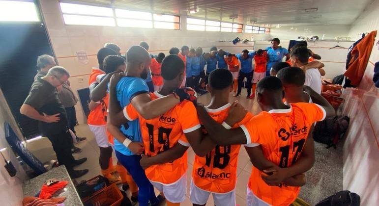 Jogadores do Nova Iguaçu antes de partida pela Copa do Brasil