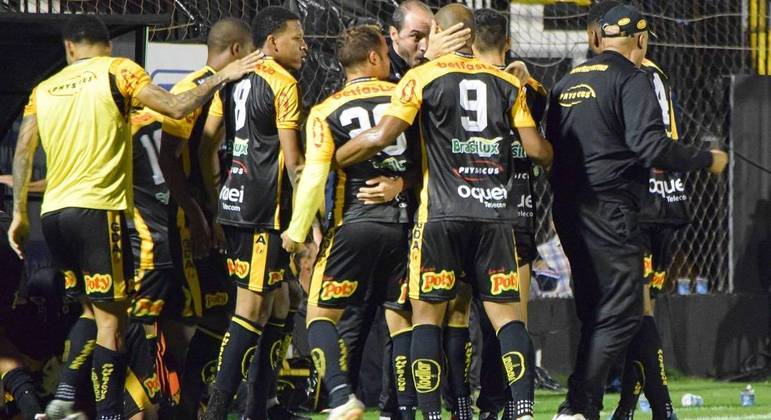 Jogadores do Novorizontino comemoram gol contra o CRB