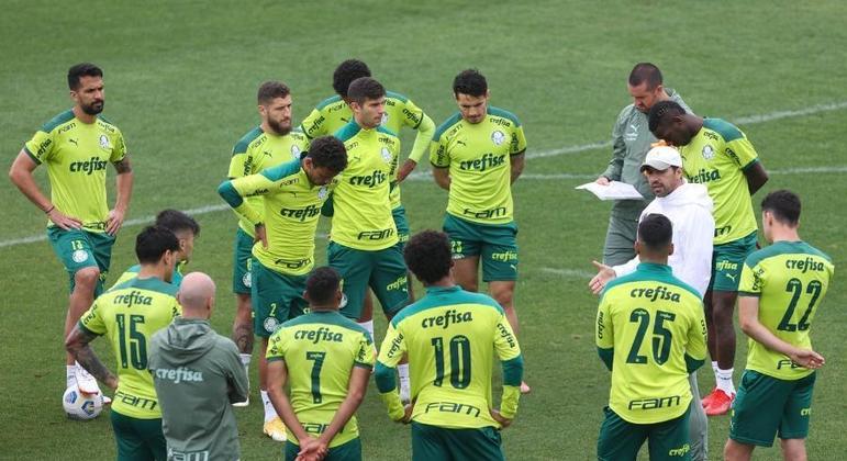 Jogadores do Palmeiras recebendo instruções
