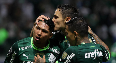 Rony, Veiga e Dudu comemoram gol do Palmeiras