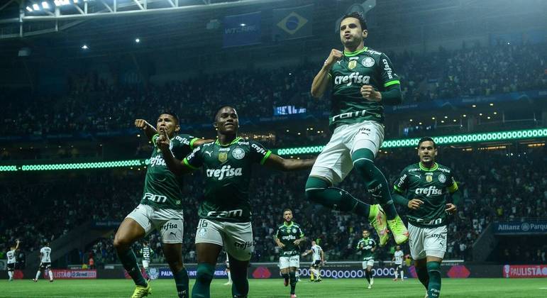 Jogadores do Palmeiras comemoram gol contra a Inter de Limeira
