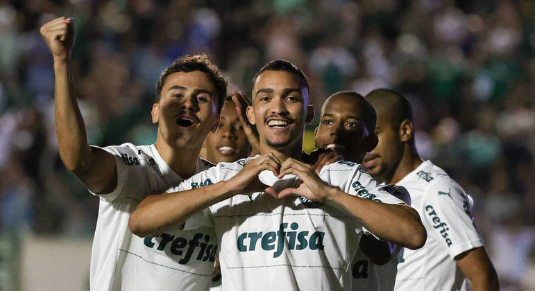Jogadores do Palmeiras comemoram gol contra o América-SP pela Copinha