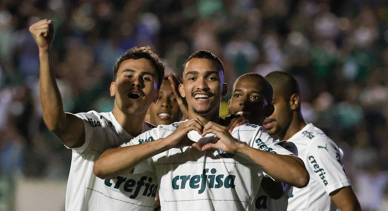 Jogadores do Palmeiras comemoram gol contra o América-SP pela Copinha