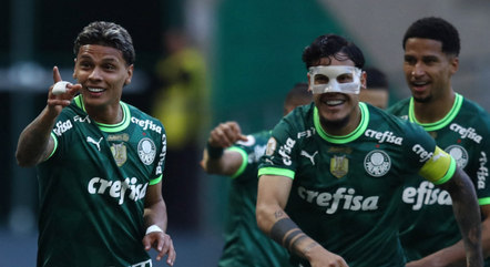 Jogadores do Palmeiras comemoram gol de Richard Rios na partida contra o Fortaleza, no Brasileirão