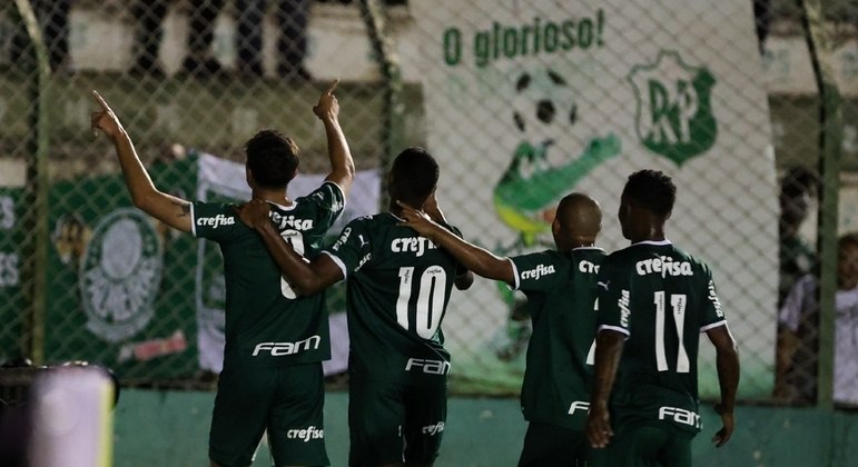 Jogadores do Palmeiras comemoram gol pela Copinha