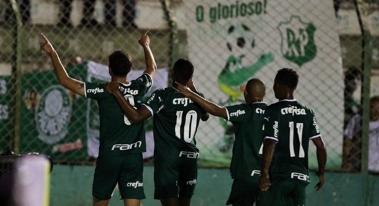 Jogadores do Palmeiras comemoram gol pela Copinha