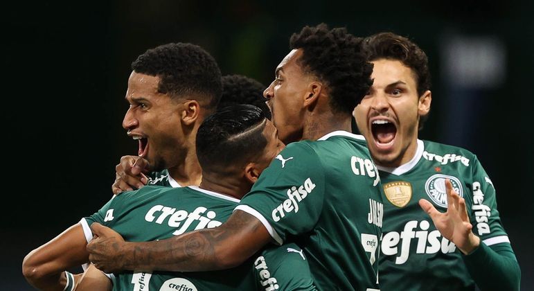 Jogadores do Palmeiras comemoram o gol de Murilo, que abriu o placar contra o RB Bragantino