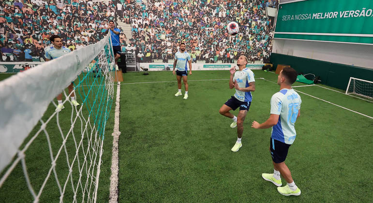 Jogadores do Palmeiras jogam futevôlei na Academia de Futebol