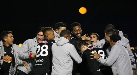Jogadores do RB Bragantino comemoram gol