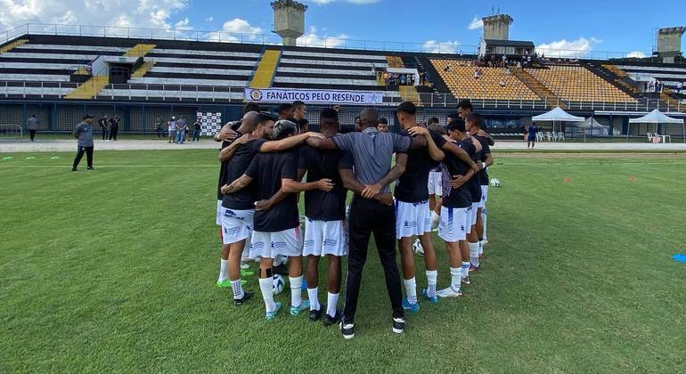 Jogadores do Resende antes de partida contra o Ferroviário pela Copa do Brasil