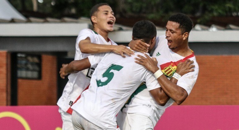 Jogadores do Sampaio Corrêa comemoram gol pela Copinha