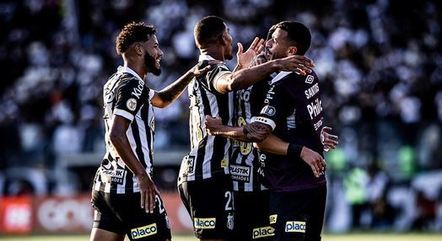 Jogadores do Santos comemoram gol diante do Vasco