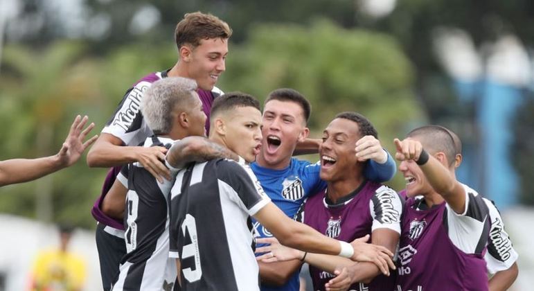 Jogadores do Santos comemoram o gol marcado por Deivid