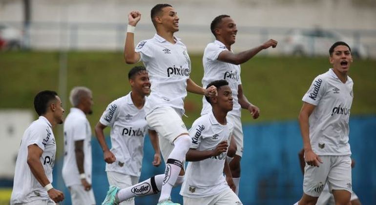 Jogadores do Santos fazem a comemoração que era marca de Pelé