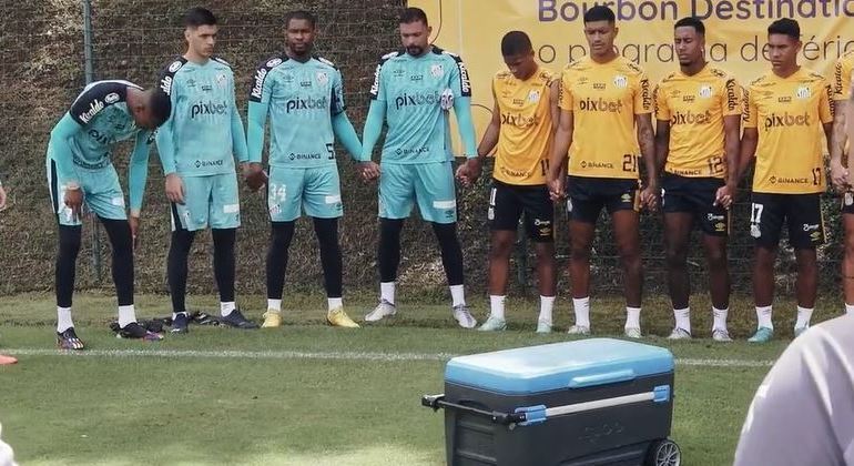 Jogadores do Santos prestam homenagem para Pelé antes do treino