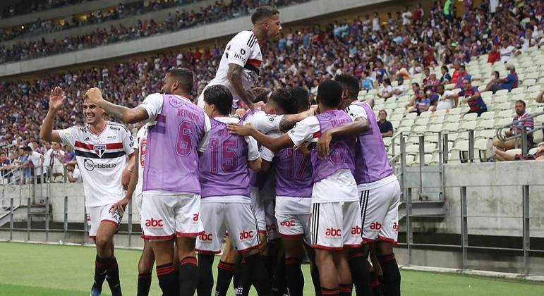 São Paulo comemora o gol de Luciano contra o Fortaleza