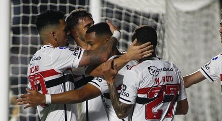 Jogadores do São Paulo comemorando gol na Sul-Americana