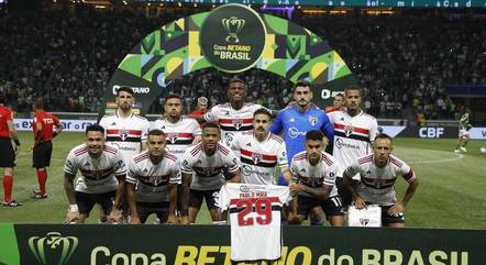 Jogadores do São Paulo fazem homenagem a Pablo Maia antes da bola rolar