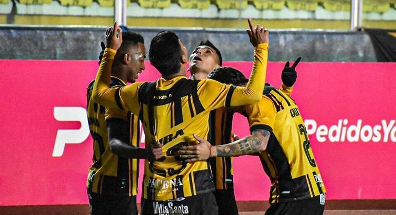 Jogadores do The Strongest comemoram gol pelo Campeonato Boliviano